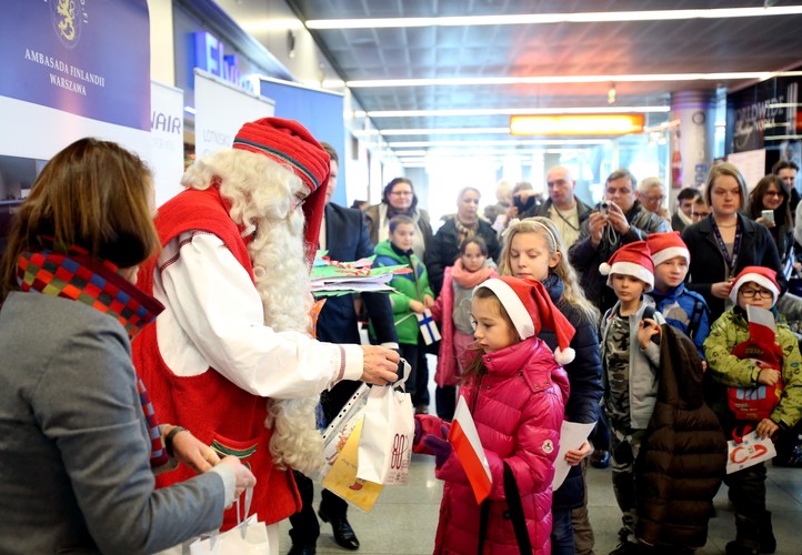 Mikołaj będzie w najbliższym czasie podróżować po całej Polsce z prezentami. Mikołaj mówi jednak, że jest coś znacznie ważniejszego od zwykłych upominków.  <br>
Na zdj. Święty Mikołaj na warszawskim lotnisku <br><br> fot. (cat) PAP/Leszek Szymański