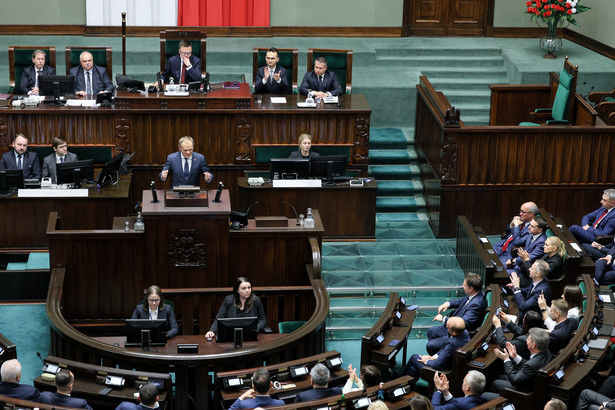 Donald Tusk przemawia na sali obrad Sejmu
