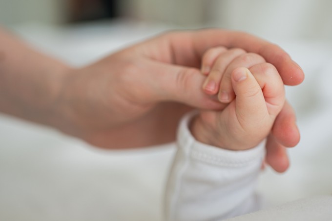 Mentőautóban született egy kisfiú, akinek a nyakára tekeredett a köldökzsinór