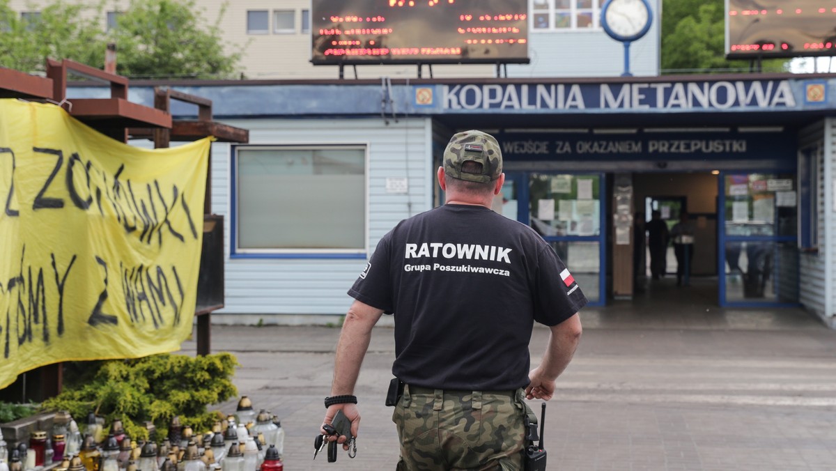 Ratownicy już siódmy dzień prowadzą akcję w kopalni Zofiówka w Jastrzębiu-Zdroju, próbując dotrzeć do trzech górników, zaginionych po sobotnim wstrząsie. Dzisiaj mają zostać przekazane nowe informacje na temat prac prowadzonych w bardzo trudnych warunkach 900 m pod ziemią.