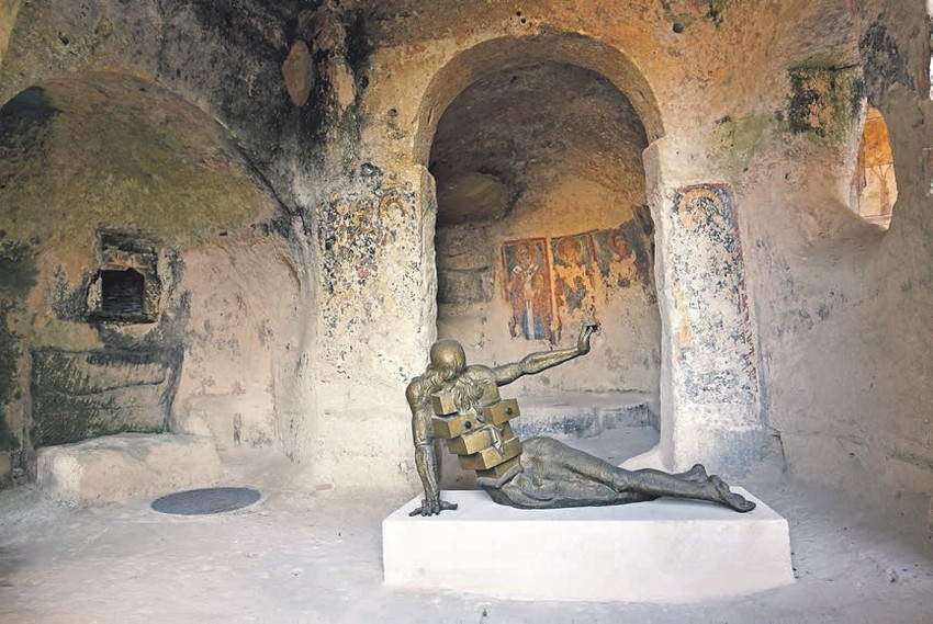 Antropomorfna komoda, 1982, bronza, visina 96 cm