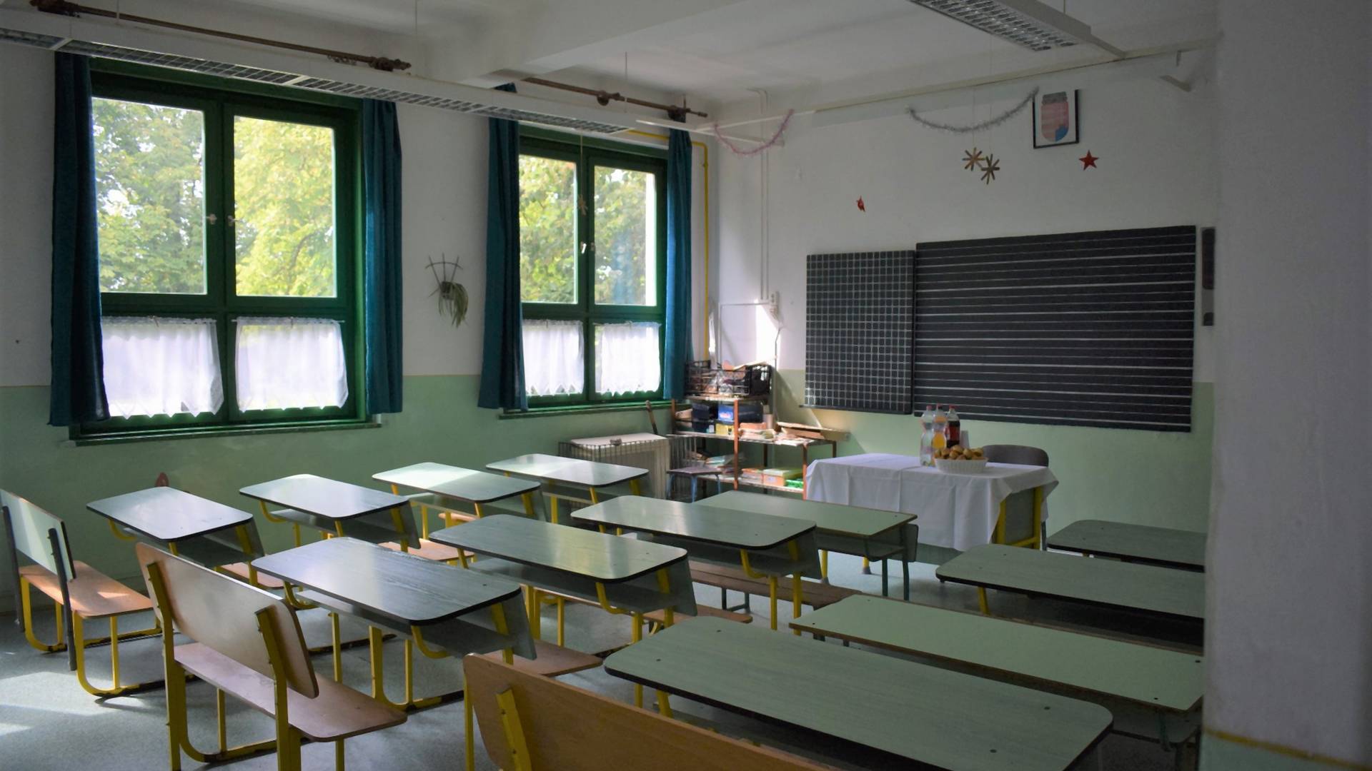 Olyan sok az új fertőzött, hogy lehet, Romániában nem nyitnak ki az iskolák
