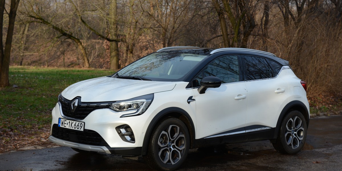 Renault Captur E-Tech daje możliwość ładowania z gniazdka, a jego akumulatory wystarczą, by przejechać bez włączania silnika spalinowego około 40 km. W mieście rzadko przejeżdżamy więcej.