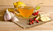 Jest uważana za cudowny napój. Co daje picie herbaty czosnkowej? 