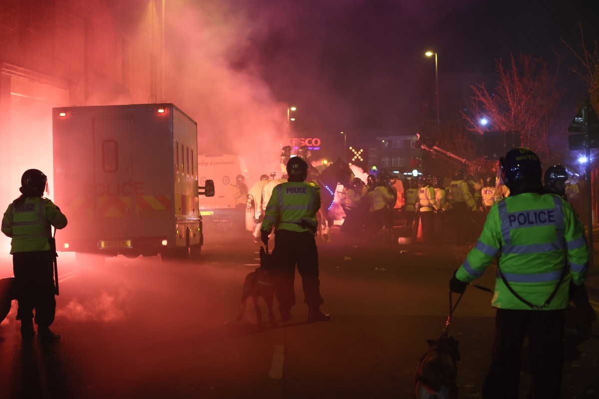 Policja zaprowadzająca porządek na ulicach Birmingham przed meczem piłkarskiej Ligi Konferencji z Legią Warszawa