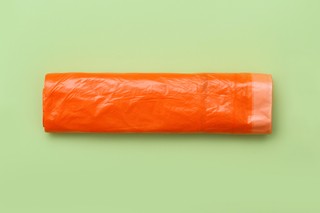 Nowy, pomarańczowy worek na śmieci w Polsce. Co do niego wrzucać, a czego unikać?