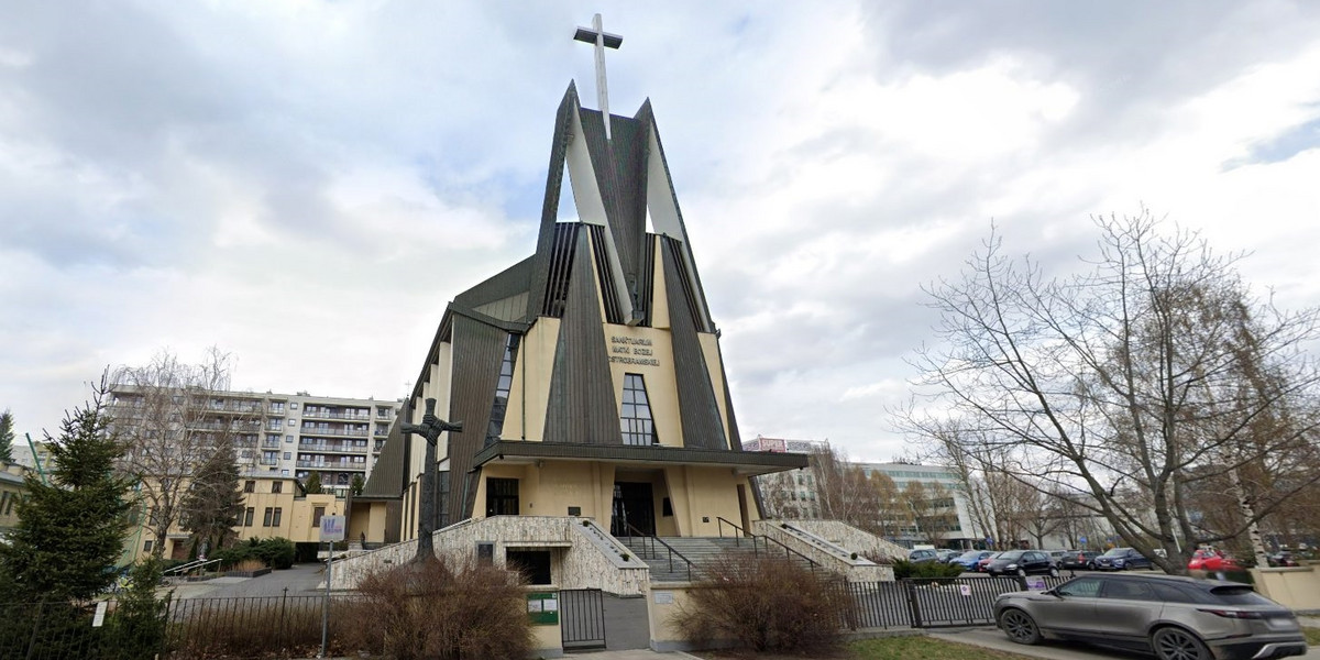 Mieszkaniec okolicznego wieżowca skarży się na jasny krzyż.