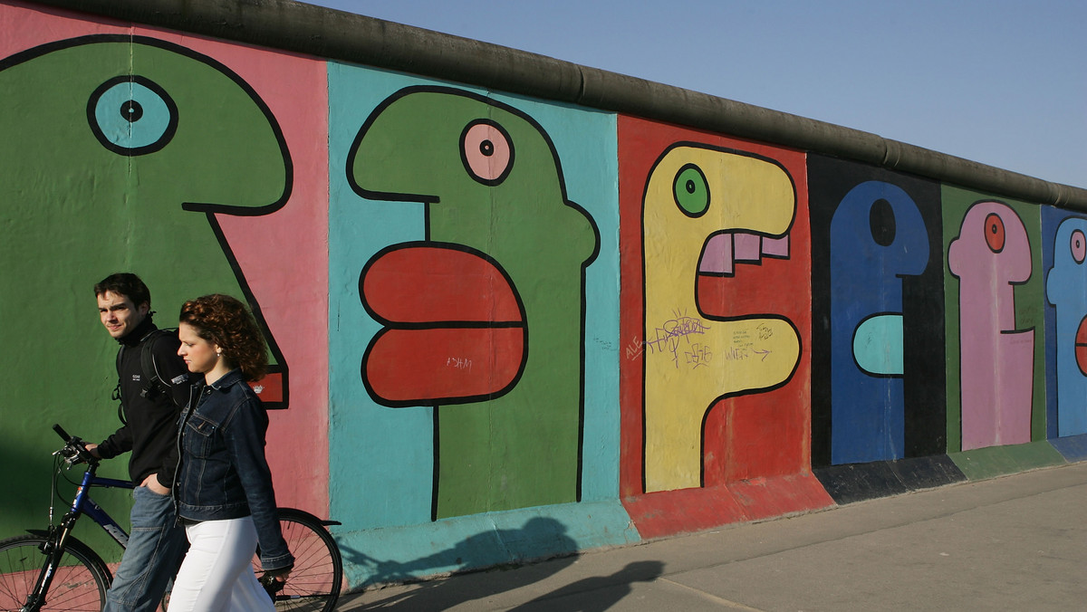 Kilkuset demonstrantów w piątek wstrzymało częściowy demontaż East Side Gallery w Berlinie, jednego z ostatnich zachowanych fragmentów muru berlińskiego, pokrytego na odcinku 1,3 km pracami malarzy i grafficiarzy. W tym miejscu ma powstać budynek mieszkalny.