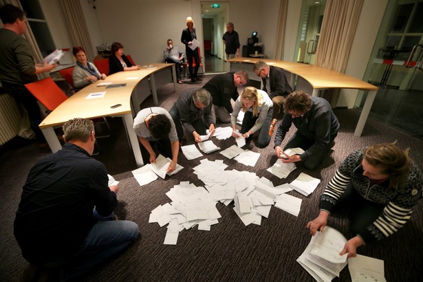 Ze wstępnych wyników środowego referendum wynika, że przeciwko umowie głosowało 61 proc. wyborców.