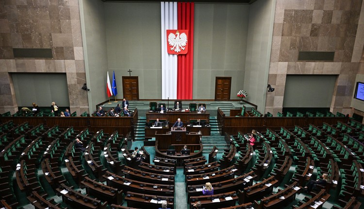Zdrada w koalicji? Polska 2050 głosuje z PiS-em i Konfederacją, Tusk wściekły