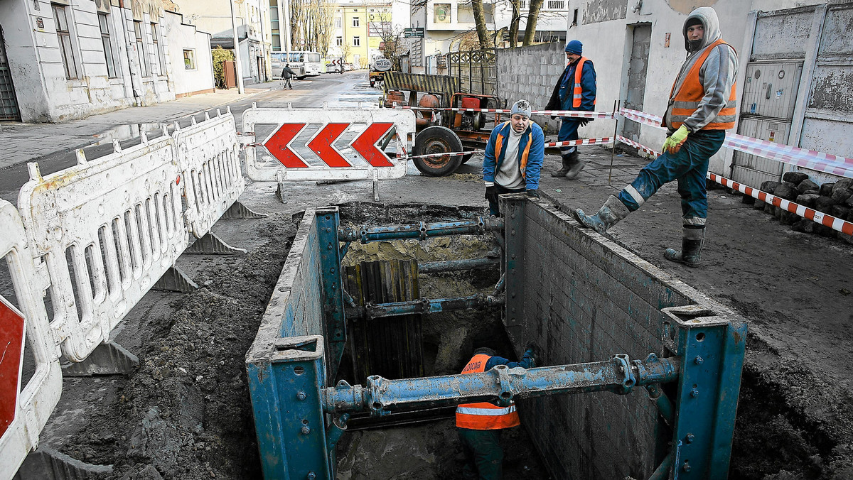 Woda w Sanoku i Zagórza jest skażona. W wodociągu, którym dostarczana jest woda dla mieszkańców kilku dzielnic wykryto bakterie z grupy coli i Escherichia coli. Woda jest niezdatna do picia, może być używania w celach sanitarnych.