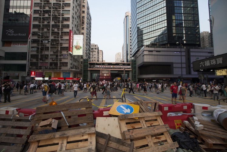 Powodem protestu, zapoczątkowanego przez studentów z Hongkongu, jest narzucenie przez władze w Pekinie zasad wyborów szefa lokalnej administracji. Głosowanie odbędzie się w 2017 roku i ma być pierwszym przeprowadzonym powszechnie. Demonstranci z Hongkongu nie zgadzają się jednak na to, by liczba kandydatów była ograniczona i zatwierdzona przez komunistyczne władze w Pekinie. Trwający przez ostatni tydzień strajk studentów poparli także prominentni wykładowcy.