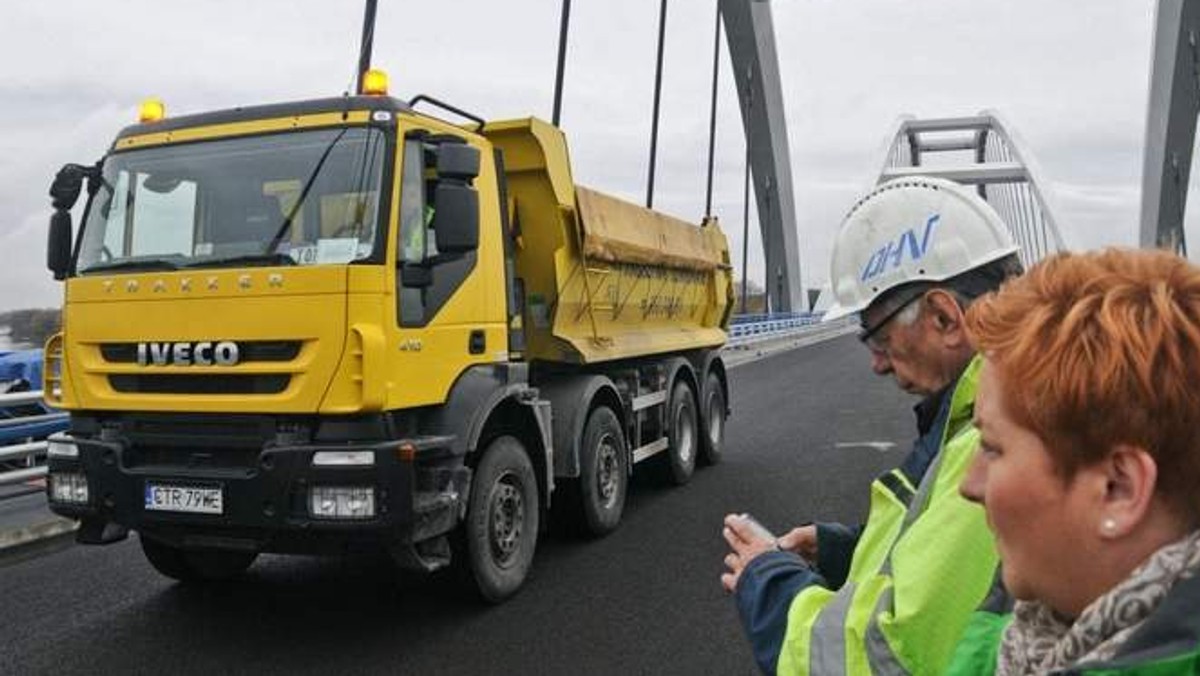 Próby obciążeniowe nowego mostu wypadły bardzo dobrze. Wszystko wskazuje na to, że obiekt zostanie oddany do użytku 9 grudnia - mówi Zbigniew Szubski, kierownik budowy.