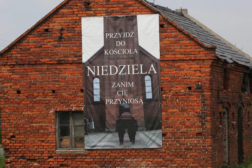 Ksiądz powiesił kontrowersyjny plakat. W parafii zawrzało