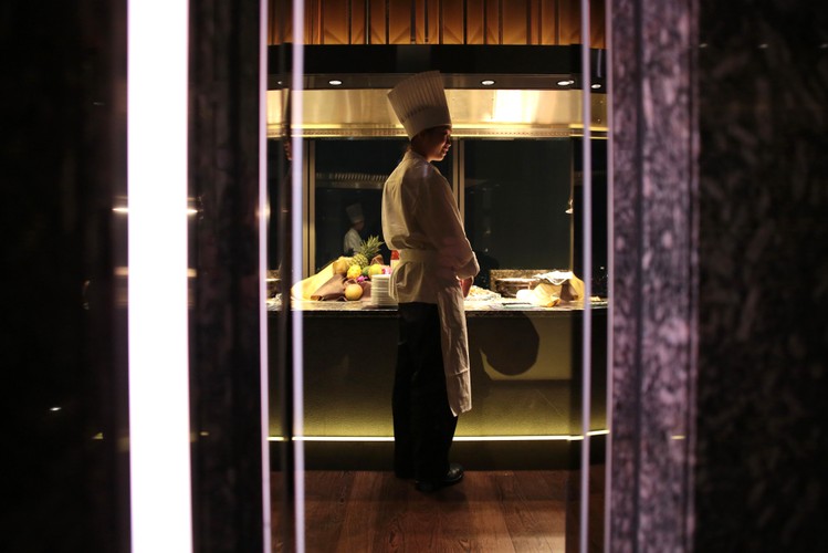 Szef kuchni w restauracji na trzy dni przed oficjalnym otwarciem budynku.