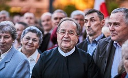 Poszukiwanie samochodów od bezdomnego. Sprawa darowizny dla ojca Rydzyka wjeżdża na nowy tor