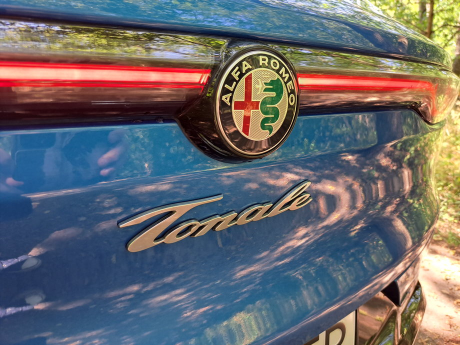 Alfa Romeo Tonale - jej siłą są detale. Nawet nazwę modelu napisano efektowną czcionką.