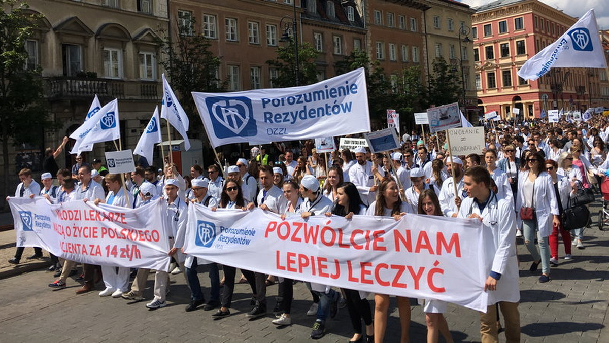 Będzie kolejny protest środowiska medycznego w Bydgoszczy. Według zapowiedzi w niedzielę 29 października na bydgoskim Starym Rynku ma się pojawić nawet tysiąc osób. Wspólnie manifestować chcą przedstawiciele ośmiu zawodów medycznych.