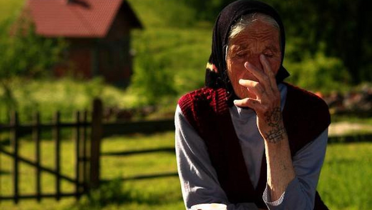 W Bośni i Hercegowinie żyją jeszcze kobiety z wytatuowanymi krzyżami na dłoniach. To Chorwatki, katoliczki. Zwyczaj tatuowania krzyży sięga XV w. Miał chronić chorwackich katolików przed tureckimi prześladowaniami. Został pokonany przez komunizm.