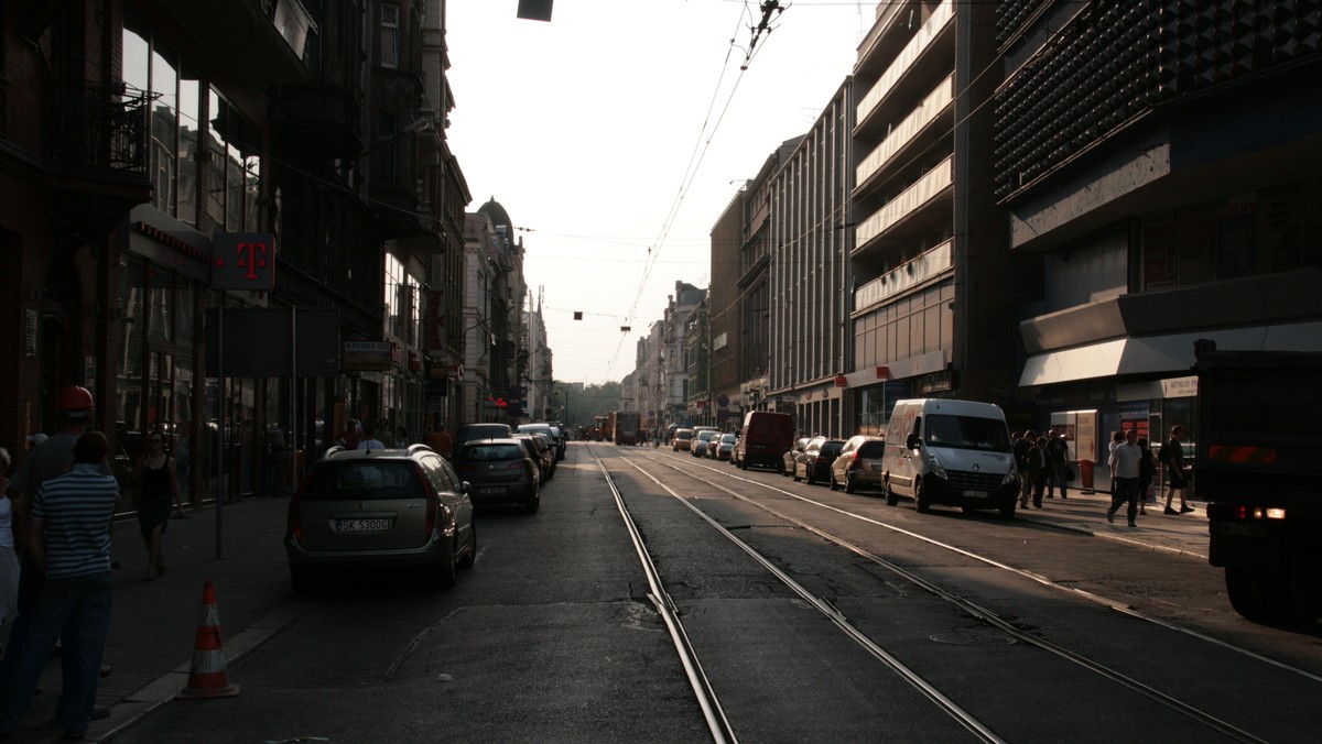 Prawie czterdzieści kanap i kilkadziesiąt atrakcji, w tym: śniadanie na dachu, kulanie klusek i wycieczka szlakiem murali. W piątek, 1 sierpnia w dniu rozpoczęcia OFF Festiwalu, oficjalnie startuje społeczna kampania obywatelska "Katowice - Miasto Gospodarz" pod hasłem "Rozgość się w Katowicach".