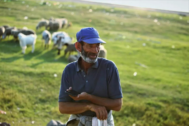Jeden z rumuńskich pasterzy mieszkający nieopodal miejscowości zbombardowanej przez Rosję