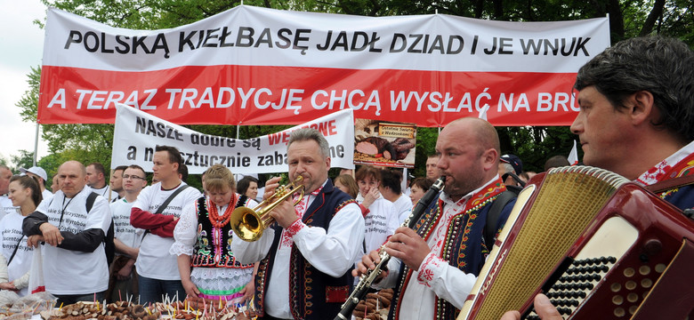 Protest przed Sejmem. Producenci wędzonych wędlin przeciw przepisom Unii