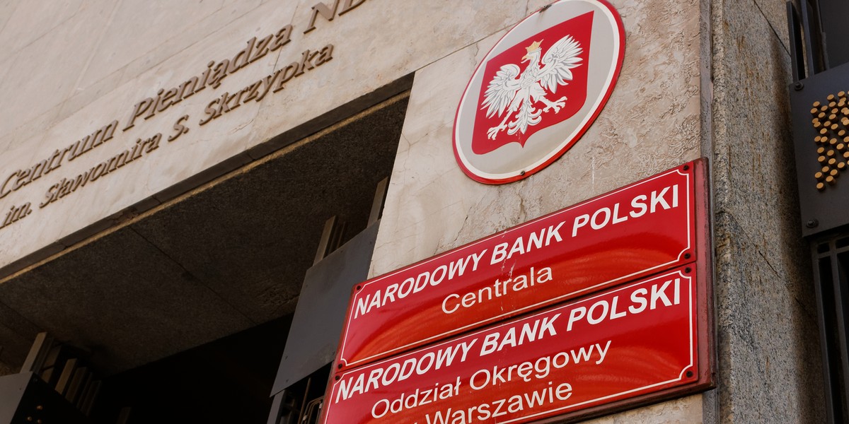 Wahnięcie kursu euro może być związane z interwencjami NBP na rynku, a wskazuje na to spokój na światowych rynkach finansowych, ocenia Marek Rogalski z DM BOŚ.