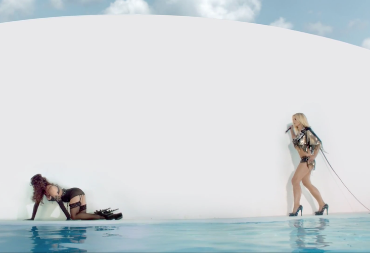 Kadry z klipu 'Work B**ch!'