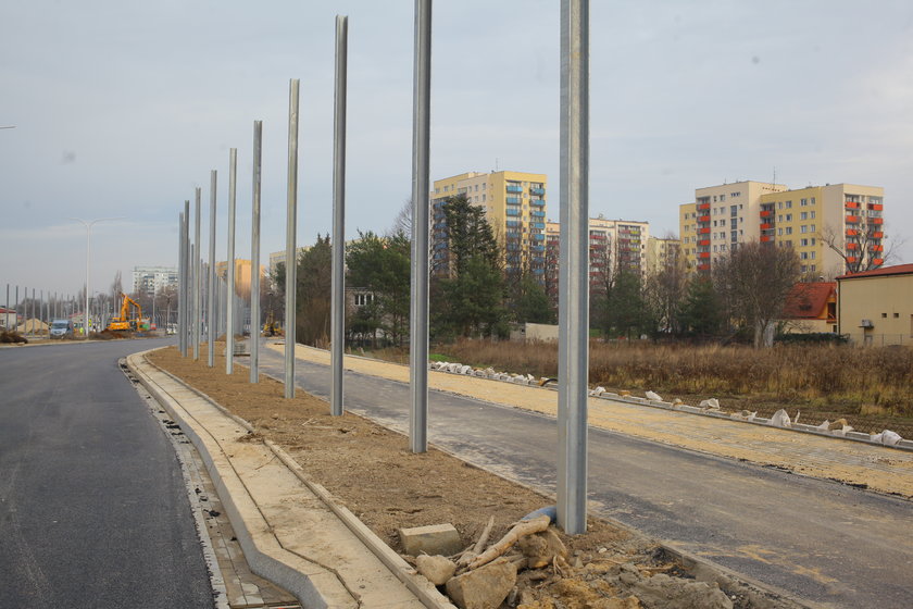 Urzędnicy montują ekrany akustyczne w szczerym polu 