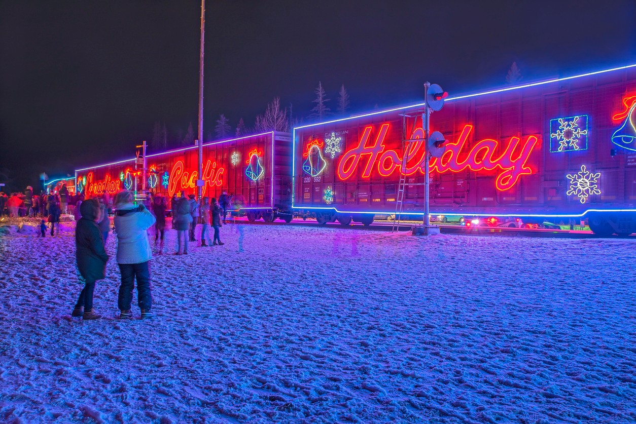 Vyzdobené vagóny vlaku Holiday Train.