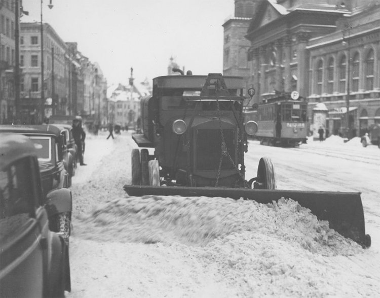 Pług odśnieża Krakowskie Przedmieście w Warszawie. Rok 1938.