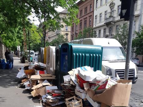 Egyik helyről a m&aacute;sikra ker&uuml;l a szem&eacute;t, vagy val&oacute;s a megold&aacute;si terv? / Fot&oacute;: Olvas&oacute;riporter