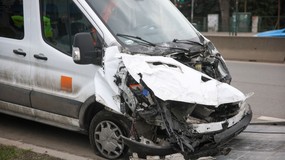 Groźna kolizja w Krakowie. Pojazd wojskowy zderzył się z busem