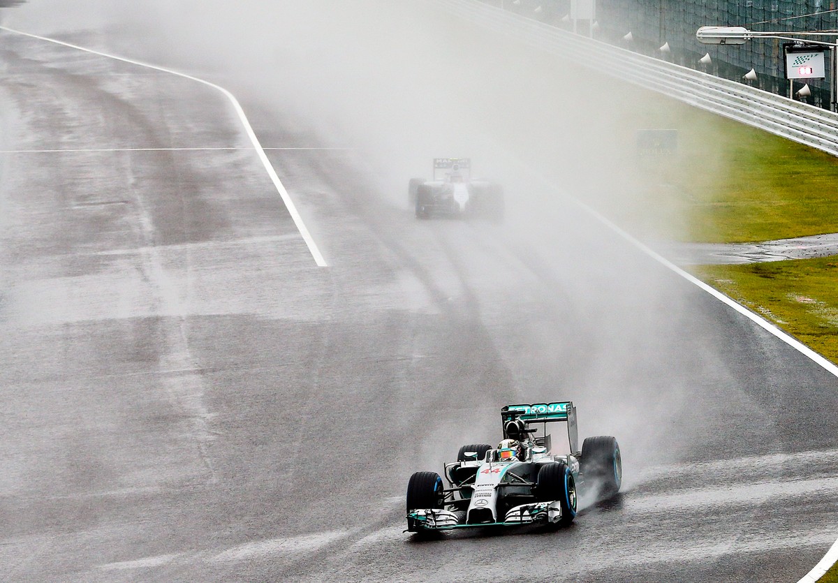 Grand Prix Japonii: Wyścig przerwany, zwycięstwo Hamiltona