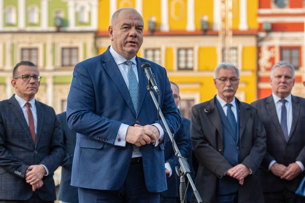 Wicepremier, minister aktywów państwowych Jacek Sasin (2L) podczas konferencji prasowej na Rynku Wielkim w Zamościu