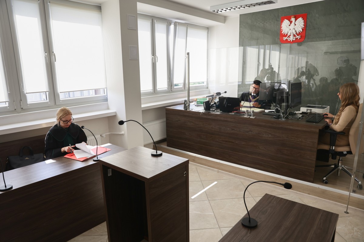 Sędzia Rafał Kucharzyk i pełnomocniczka Daniela Obajtka mec. Małgorzata Gawlik na sali Sądu Okręgowego w Krakowie Sąd oddalił pozew Daniela Obajtka wniesiony w trybie wyborczym przeciwko Onetowi. Polityk domagał się od portalu przeprosin i sprostowania publikacji, według której m.in. jego banery wyborcze drukowano w tajnym garażu w Aleksandrowie (Lubelskie)