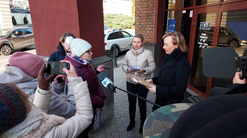 Działaczki Akcji Demokracja przekazały do podlaskiego oddziału NFZ podpisy pod petycją o kontrolę szpitali. 