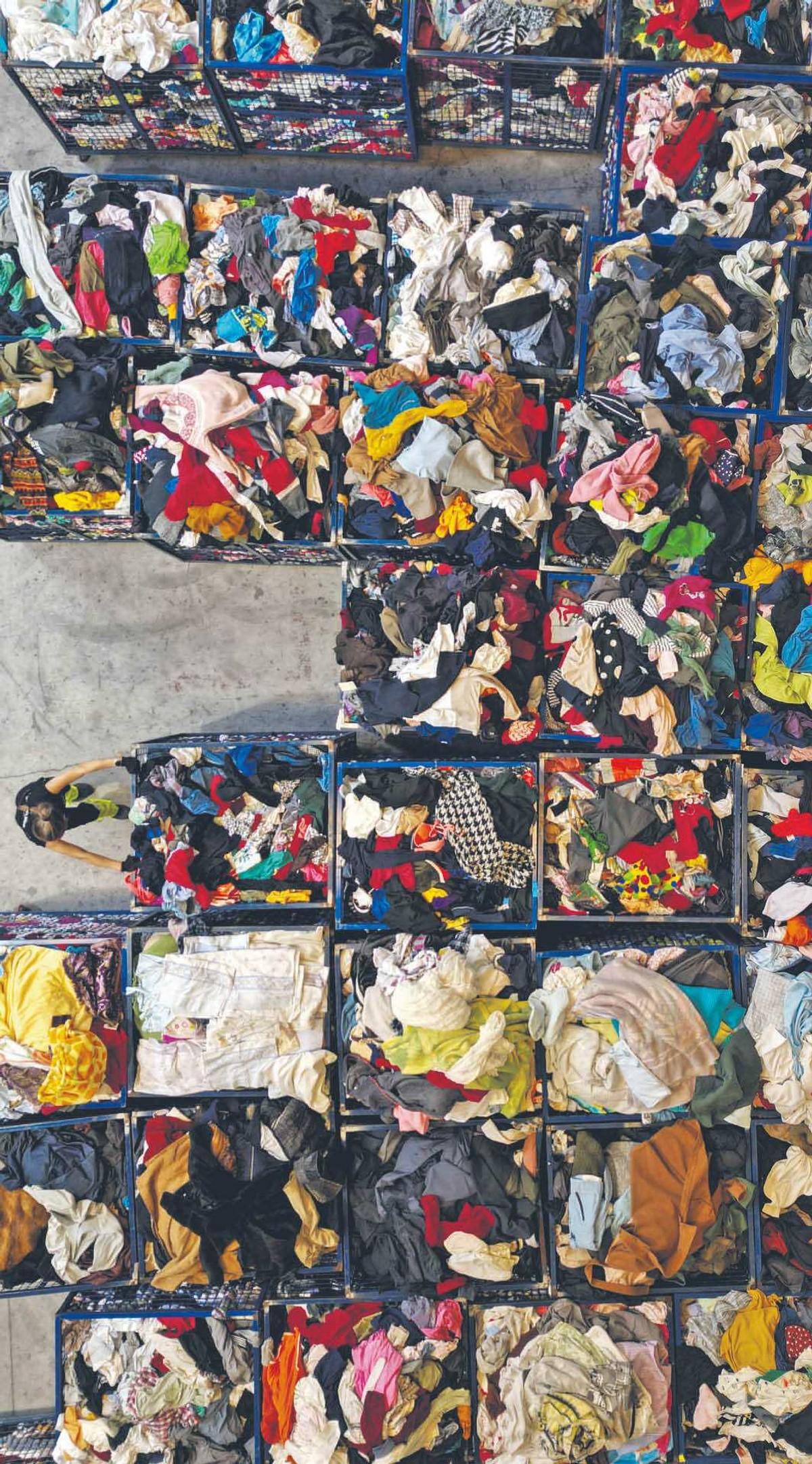 Zmiany w branży mody? „Dostrzegam pewną nadzieję. „The Business of Fashion” pisze o 2024 r. jako o „annus horribilis”, czyli strasznym czasie dla branży modowej, a zwłaszcza dla największych konglomeratów modowych" - mówi Piotr Szaradowski z SWPS.