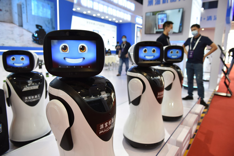 Roboty sterowane przez sztuczną inteligencję prezentowane na wystawie technologicznej w Pekinie, wrzesień 2021 r.