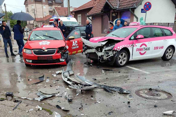 TEŠKA SAOBRAĆAJKA U ČAČKU, TROJE POVREĐENIH ZAVRŠILO U BOLNICI: Od siline udara jedno vozilo se puši, delovi automobila rasuti po putu (FOTO)