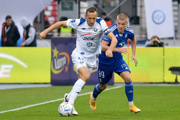 Zawodnik PGE FKS Stali Mielec Krystian Getinger (L) i Aleksander Pawlak (P) z Wisły Płock podczas meczu 14. kolejki piłkarskiej Ekstraklasy