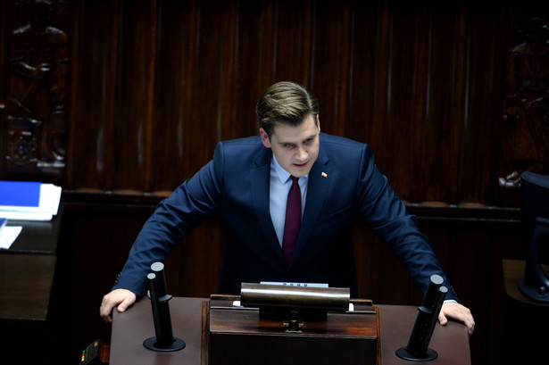 Poseł sprawozdawca Daniel Milewski z PiS podczas debaty nad sprawozdaniem komisji.