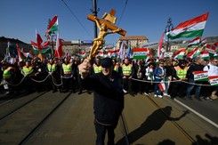 Tysiące Węgrów wyszło na ulice Budapesztu. 'Nie staniemy się ukraińską kolonią'