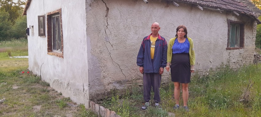Kuća u kojoj su živeli pre je bila u jako lošem stanju, život im je bio ugrožen zbog mogućnosti da se uruši sve