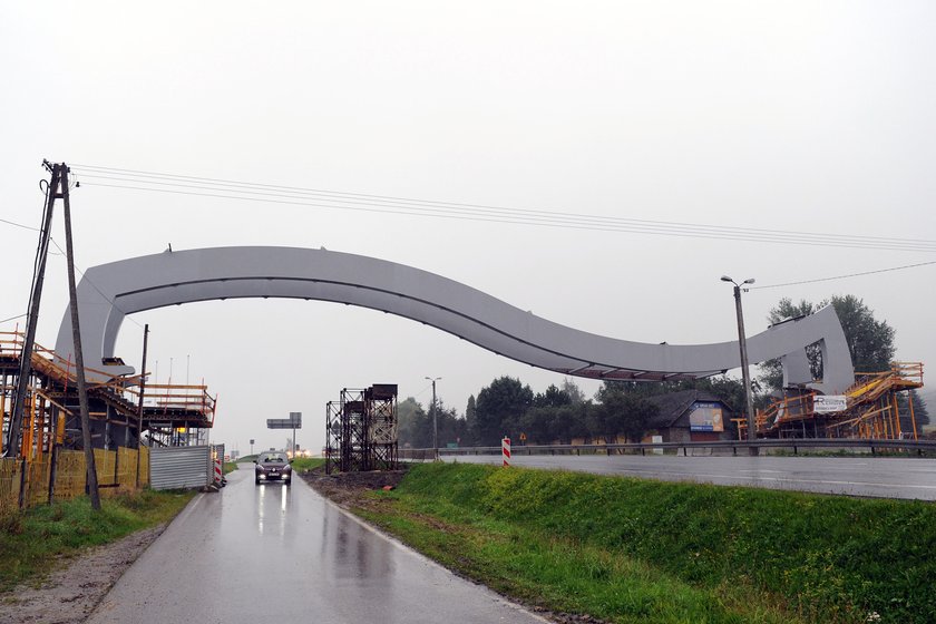 Kładką nad jezdnią, czy tunel pod Zakopianką?