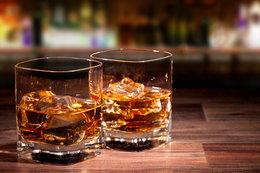 Whisky nie pochodzi ze Szkocji. Skąd się wziął ten trunek?