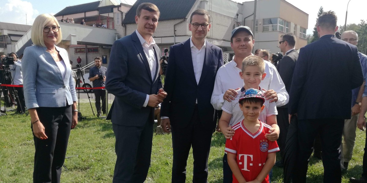 Premier Morawiecki da dzieciom na boisko!