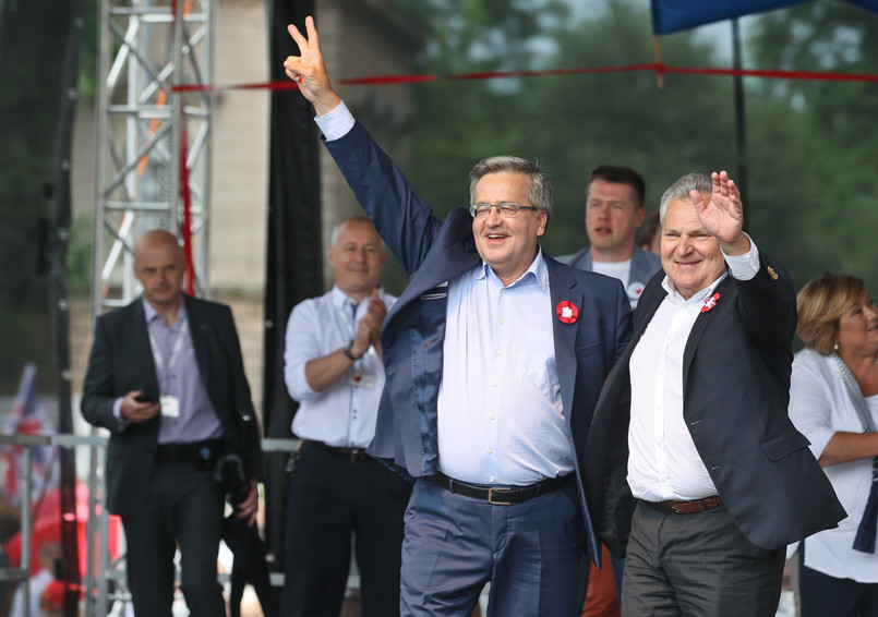 Byli prezydenci Bronisław Komorowski i Aleksander Kwaśniewski podczas marszu KOD w Warszawie.