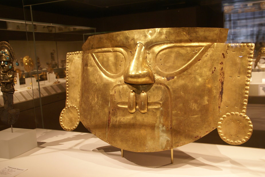 Inkaska maska pogrzebowa ze złota w muzeum w Nowym Jorku