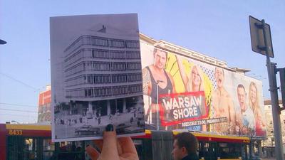 Smyk pokryty wielką reklamą Warsaw Shore. Fotografia wykonana przez panią Katarzynę Fołdyn, umieszczone na profilu Usuńcie baner Warsaw SHORE ze Smyka/ CDT